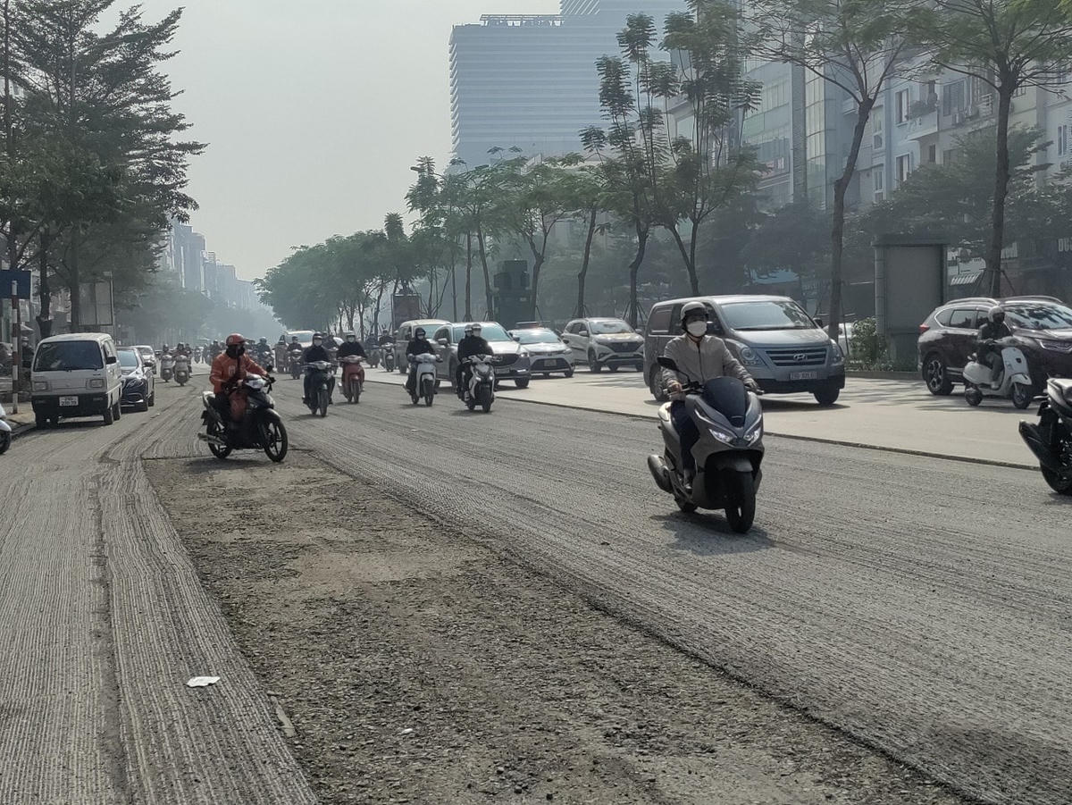 Tuyến đường Xã Đàn có mất độ giao thông lớn, tuy nhiên, một đoàn đường bị cào bóc duy tu lại không có biển báo gây mất ATGT.