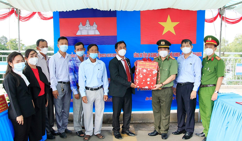Đại tá Đinh Văn Nơi, Giám đốc Công an tỉnh An Giang trao qua cho Chủ tịch Hội Khmer - Việt tỉnh Kadal.
