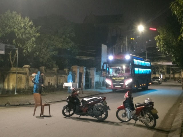 Trước đó vào cuối tháng 1, cơ quan chức năng Nghệ An đã đón lõng và cách ly 1 chiếc xe khách chở 1 trường hợp F1 từ Hà Nội về Nghệ An. Nguồn: Dân trí