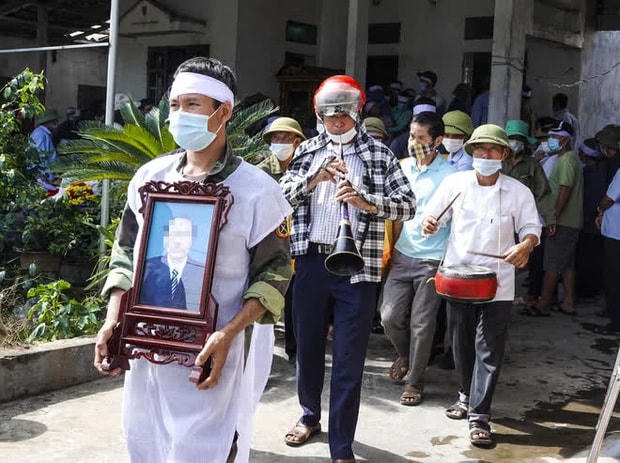 Người thân tiễn đưa thi thể vợ chồng ông Cửu và con gái đi hoả táng, chiều 28/6.