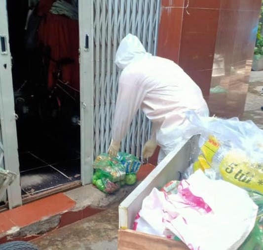 Và đặc biệt là bếp yêu thương hỗ trợ kịp thời cơm cho các F0 chưa kịp di chuyển tới các khu cách ly tập trung. Vì hiện nay lượng F0 nhiều, có ngày quận 10 cả 300 ca nên phải tập trung tại 1 điểm của quận để chờ đi cách ly ở bệnh viện.