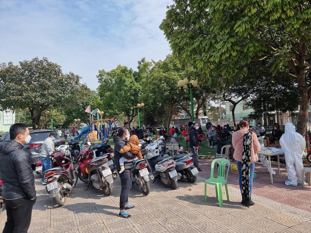 Người dân xếp hàng chờ lấy mẫu tại phường Dịch Vọng Hậu (Cầu Giấy). 