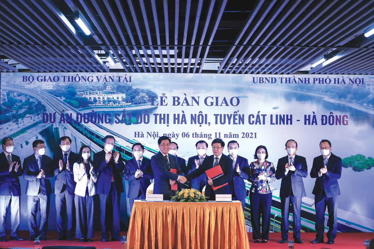 Phó chủ tịch UBND TP Hà Nội Dương Đức Tuấn nhận bàn giao dự án metro Cát Linh - Hà Đông từ Thứ trưởng Bộ Giao thông Vận tải Nguyễn Ngọc Đông. Ảnh: Quang Vinh.