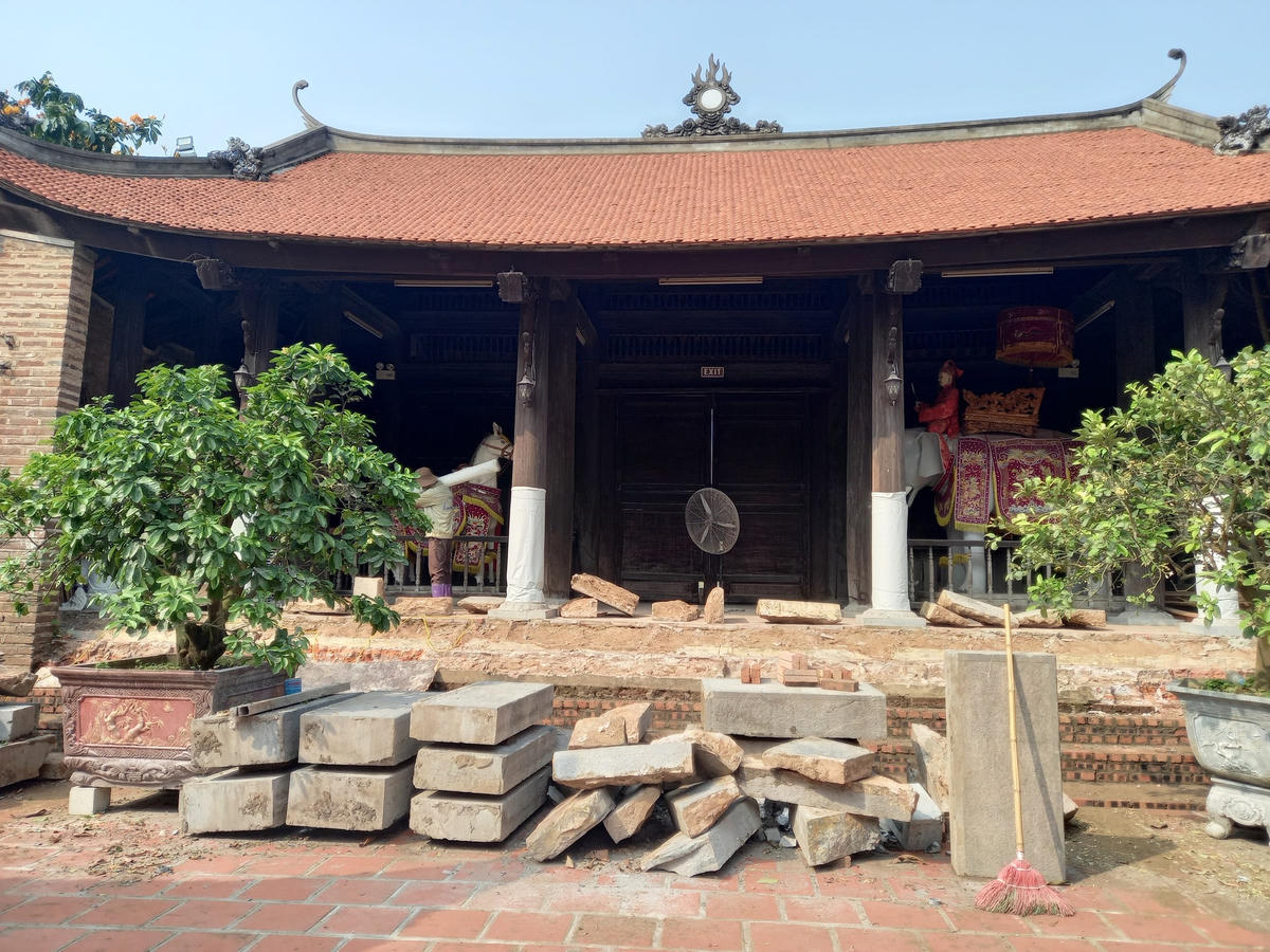 Thềm đá bị đào lên ngổn ngang, chổng chơ.