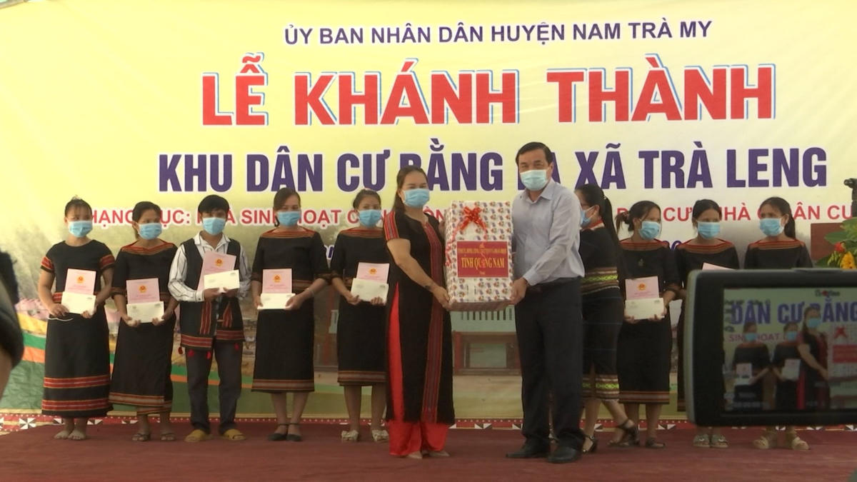 Bí thư Tỉnh ủy Quảng Nam Phan Việt Cường tặng quà cho bà con ở xã Trà Leng.