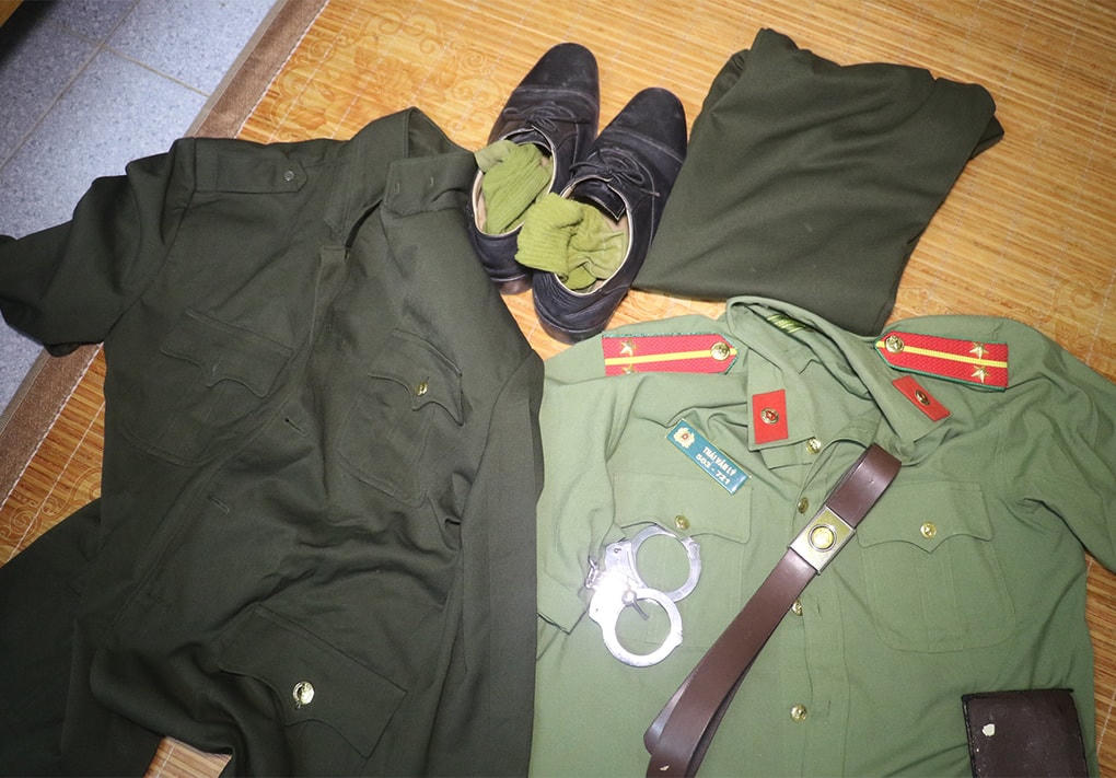 Quân phục giả mà Lý sắm để thực hiện hành vi lừa đảo.  