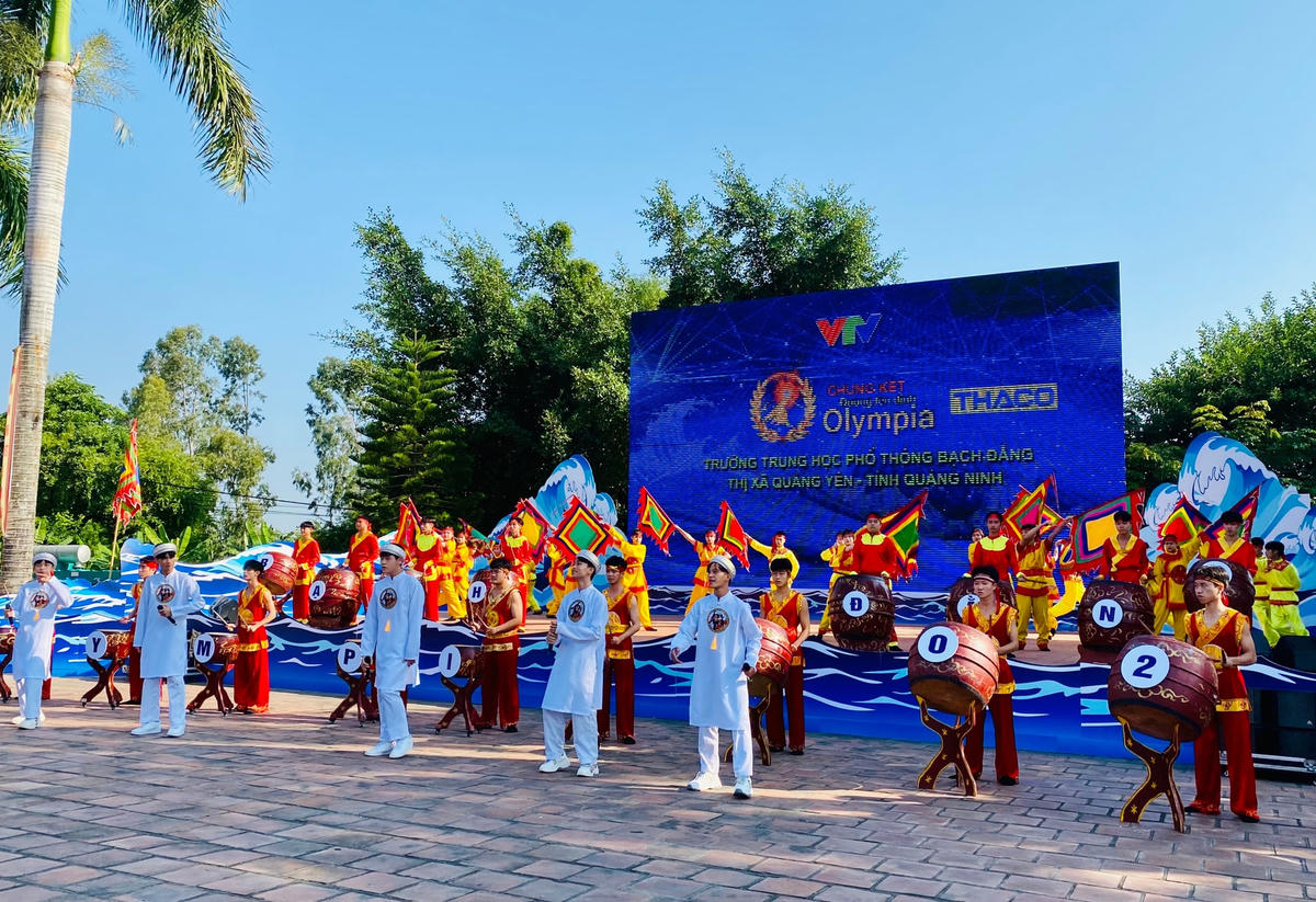 Trong không khí rộn ràng, từng bừng, quê hương của Nhà Vô địch đã gửi gắm tình cảm vô cùng xúc động qua các tiết mục văn nghệ đặc sắc tái hiện truyền thống hiếu học và lịch sử hào hùng của vùng đất, con người Quảng Yên và đặc biệt là chiếc Vòng Nguyệt quế mang sự kỳ vọng của vùng đất Mỏ.