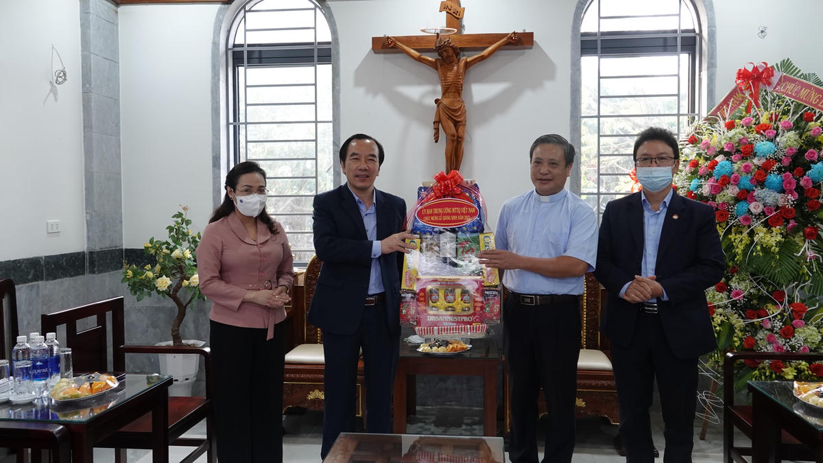 Linh mục Trần Văn Thành bày tỏ vui mừng khi khi được đón đoàn công tác của UBTƯ MTTQ Việt Nam tới thăm.