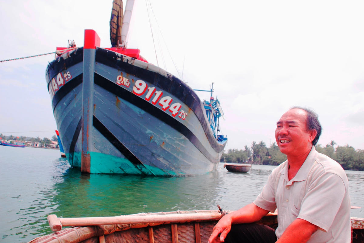 Ngư dân Huỳnh Văn Tạo bên tàu cá chuẩn bị xuất phát ra khơi.