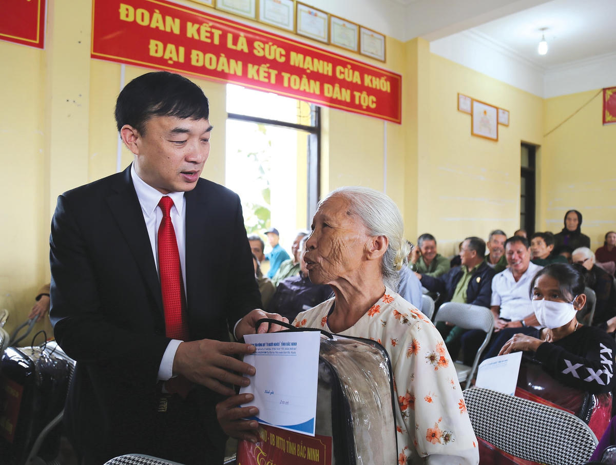 Ông Nguyễn Đình Lợi - Chủ tịch MTTQ Việt Nam tỉnh Bắc Ninh tặng quà cho các hộ nghèo có hoàn cảnh khó khăn tại Ngày hội Đại đoàn kết toàn dân tộc thôn Ân Phú, xã Phú Lâm, huyện Tiên Du.