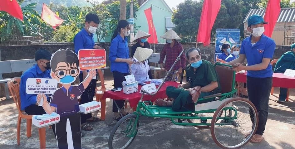 Cử tri xã Nghĩa Đức, huyện Nghĩa Đàn được các tình nguyện viên hỗ trợ đến điểm bầu cử để bỏ phiếu.