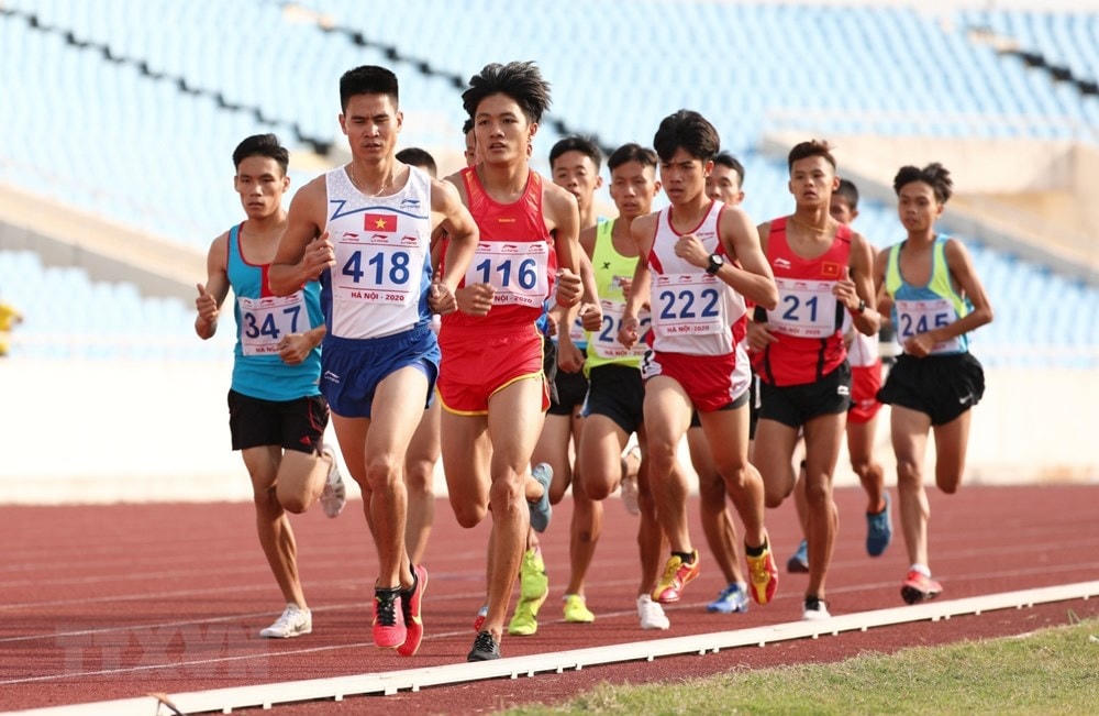 Các vận động viên tranh tài ở nội dung chung kết chạy 1.500 m nam. (Ảnh: Thành Đạt/TTXVN).