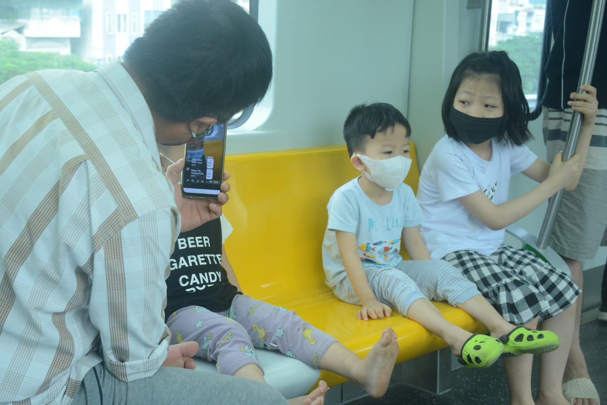 Nhiều em nhỏ cũng được các bậc phụ huynh đưa đi thăm quan.