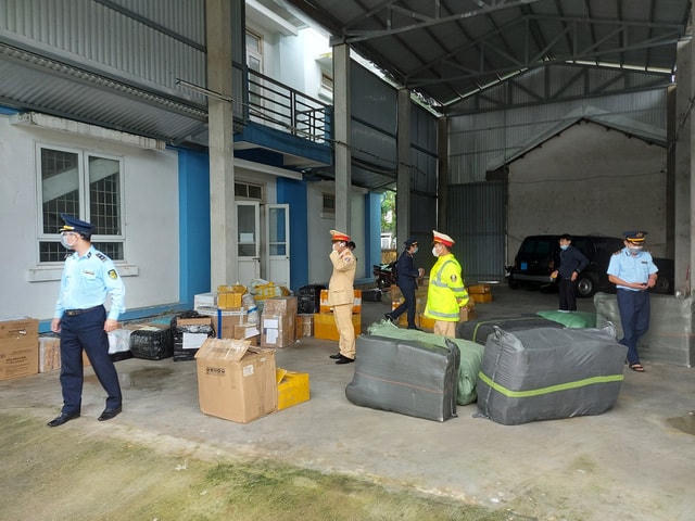 Lô hàng hóa nhập lậu được lực lượng chức năng phát hiện, bắt giữ. Ảnh: Công an cung cấp.