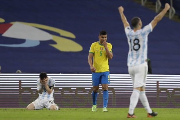 Lionel Messi vỡ òa sau tiếng còi mãn cuộc. Ảnh: AP.