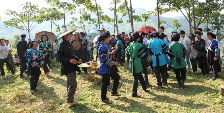 Cả bản múa hát trong dịp tết Ảnh: Dương Toản.