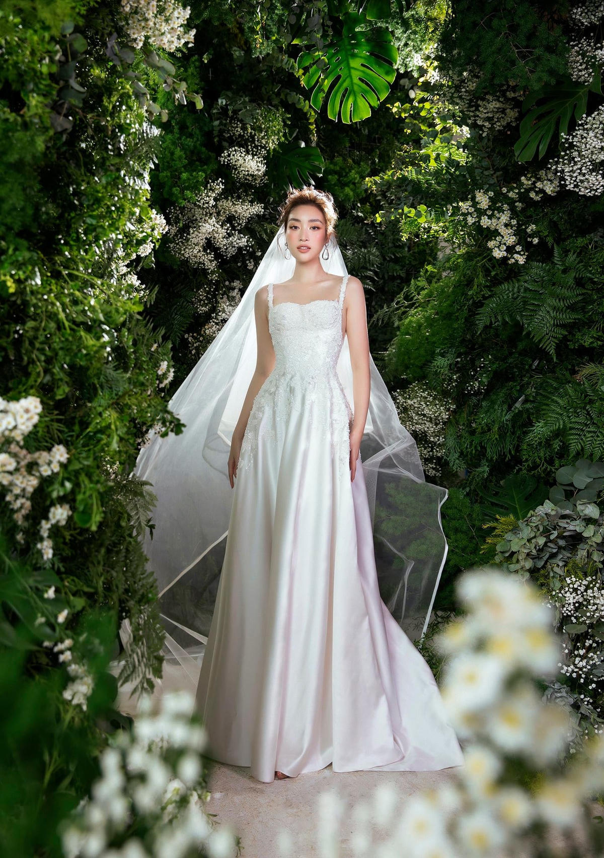 Hoa hậu Đỗ Mỹ Linh đẹp rạng ngời khi làm cô dâu