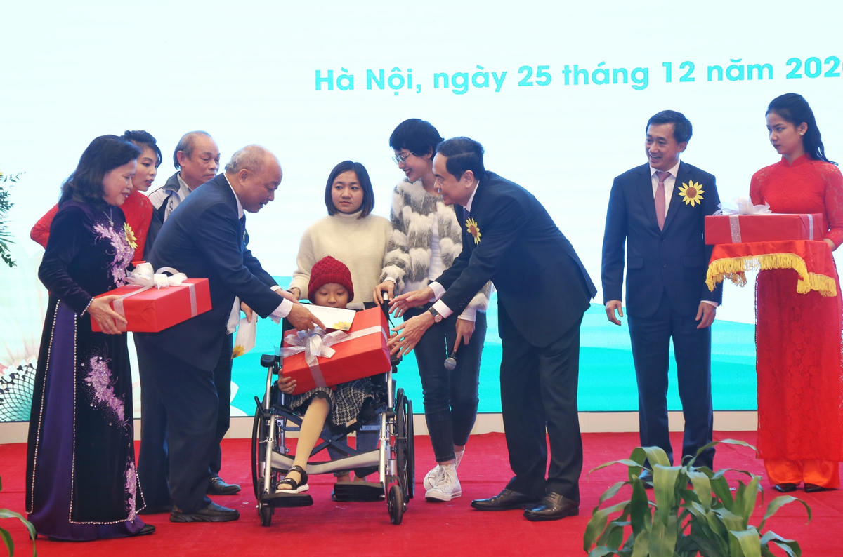 Chủ tịch Trần Thanh Mẫn tặng quà cho bệnh nhân ung thư nghèo tại Hội nghị.