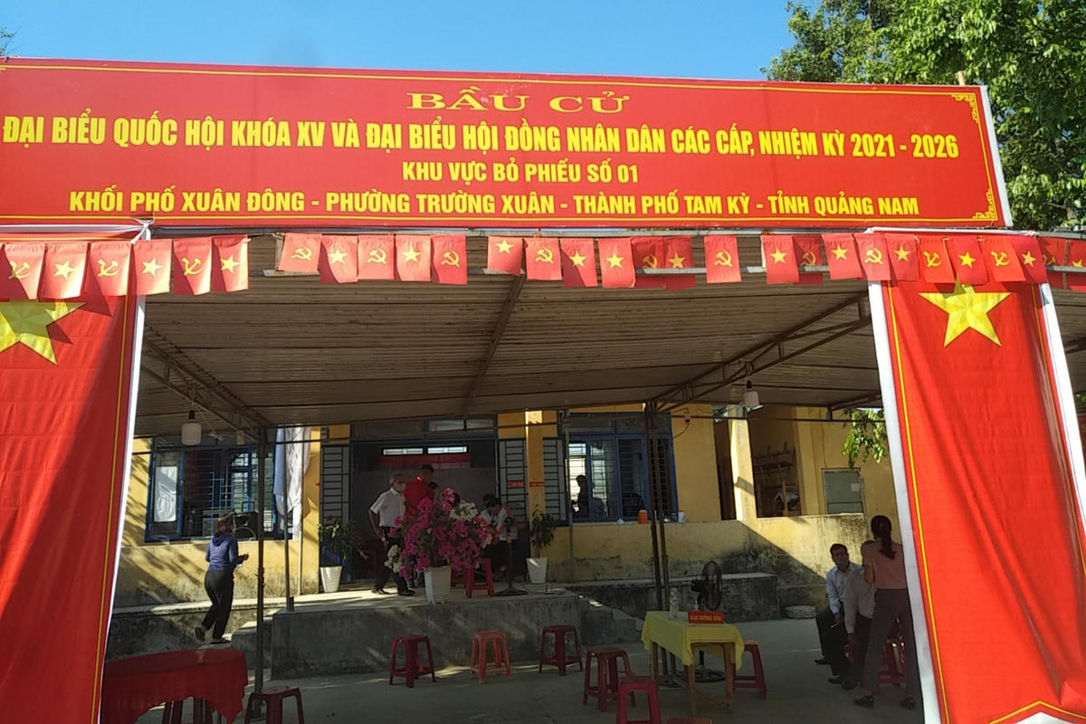 Một địa điểm bầu cử được trang trí rực rỡ.