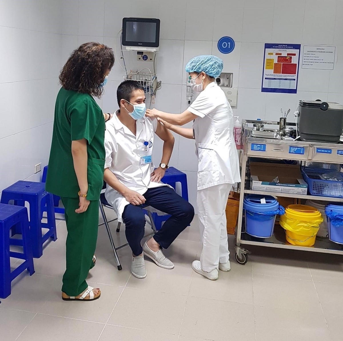 Bệnh viện Phụ sản Trung ương tiêm vaccine Covid-19 cho cán bộ, nhân viên y tế