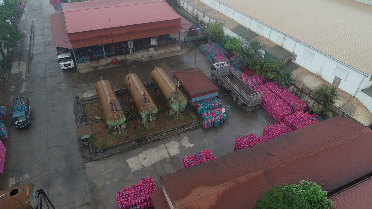 Theo tìm hiểu của phóng viên Báo Đại Đoàn Kết, Giám đốc Công ty khí Gas hoá lỏng Vạn Lộc là ông Phan Văn Hùng – hiện đang giữ chức phó Chủ tịch hiệp hội Gas Việt Nam kiêm chủ tịch chi hội Gas Miền Bắc.