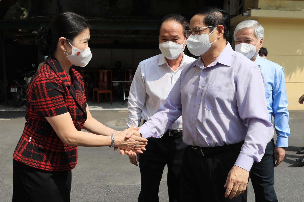 Phó Chủ tịch UBTƯ MTTQ Việt Nam Trương Thị Ngọc Ánh chào đón Thủ tướng Phạm Minh Chính tham dự Hội nghị. Ảnh: Quang Vinh.