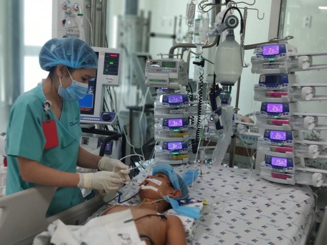 Cậu học trò mồ côi bị viêm cơ tim tối cấp phải ECMO tại Bệnh viện Nhi Đồng Thành phố.