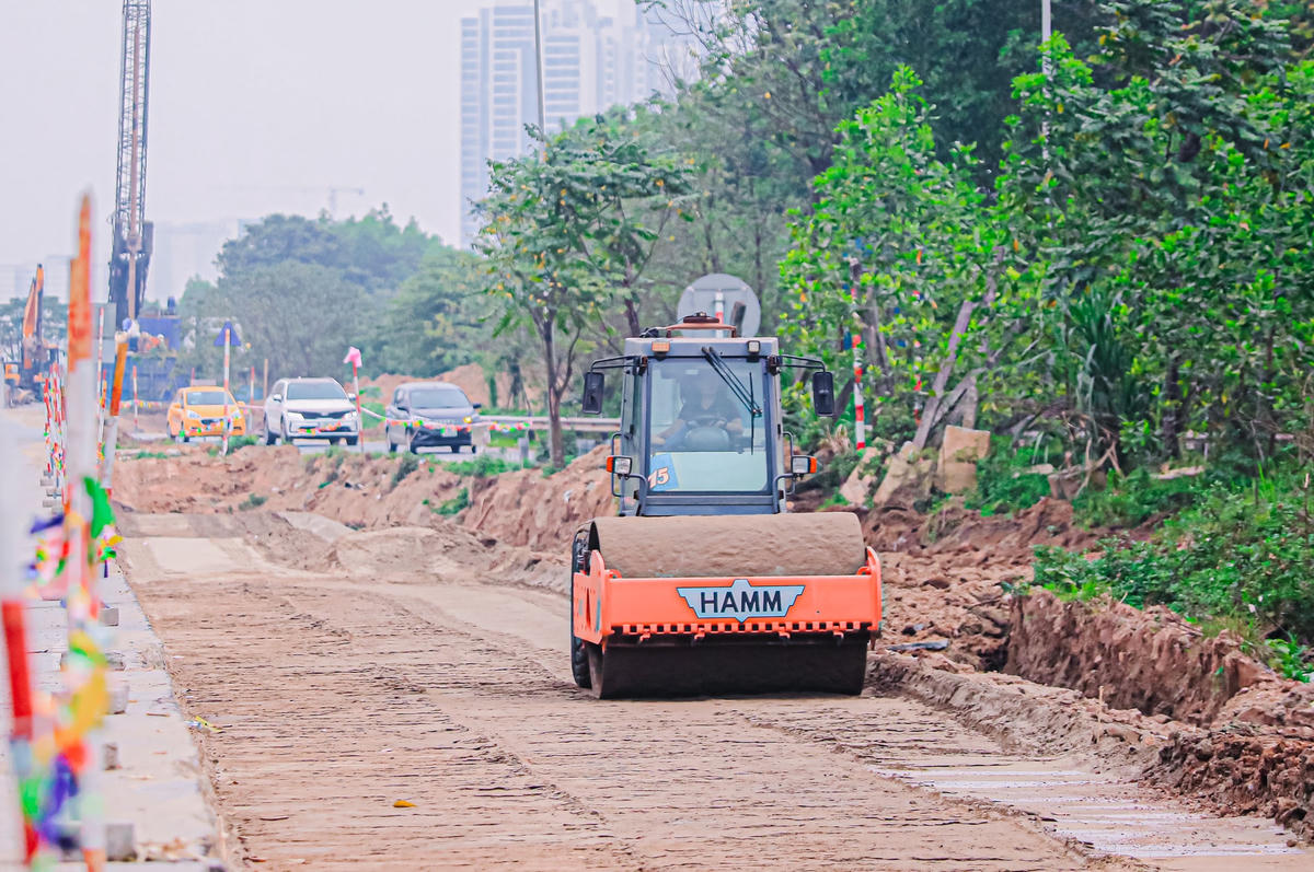 Đơn vị thi công sẽ mở rộng phần mặt đường gom tối đa thêm 8 m. Một số đoạn đầu cầu được bù lún để đảm bảo độ dốc êm thuận khi lưu thông cho các phương tiện. Đường gom sau khi mở rộng có bề rộng mặt đường khoảng 18,5 m (4 làn đường 15 m và 1 làn hỗn hợp 3 m).