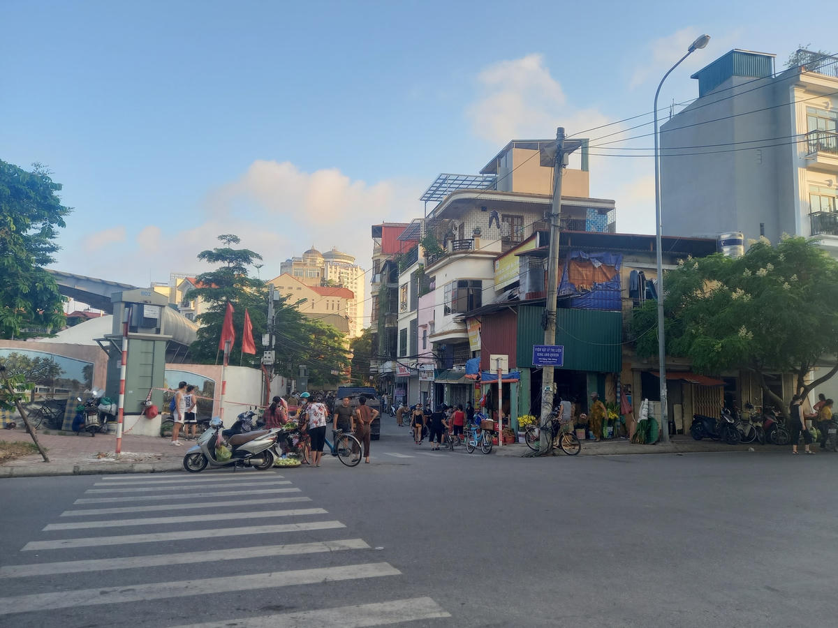 Chợ cóc tràn lan, lấn chiếm lòng đường vỉa hè vào mỗi buổi sáng sớm.