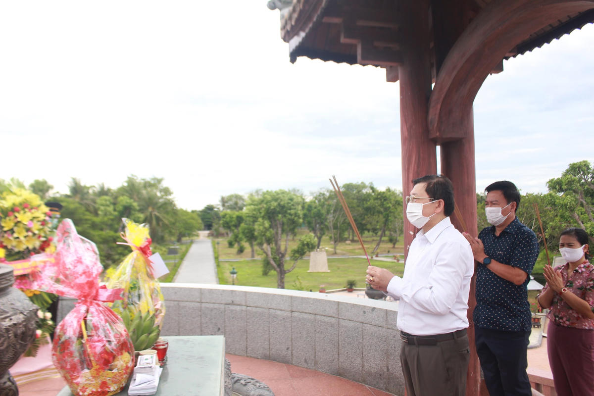 Phó Chủ tịch Nguyễn Hữu Dũng dâng hương tại Di tích Quốc gia đặc biệt Thành cổ Quảng Trị.