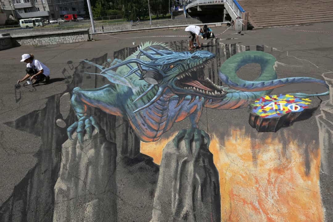 Bức tranh rồng sinh động một cách đáng sợ trên mặt đường đang được hoàn thiện.  