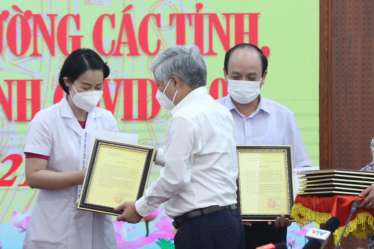[ẢNH] Gặp mặt, tri ân các y, bác sĩ bệnh viện Trung ương vào Nam chống dịch