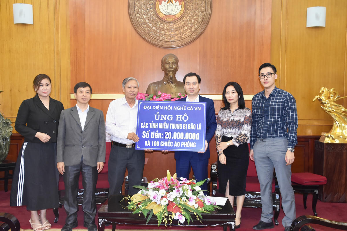 Trưởng ban Tuyên giáo UBTƯ MTTQ Việt Nam Vũ Văn Tiến tiếp nhận ủng hộ từ Hội nghề cá Việt Nam.