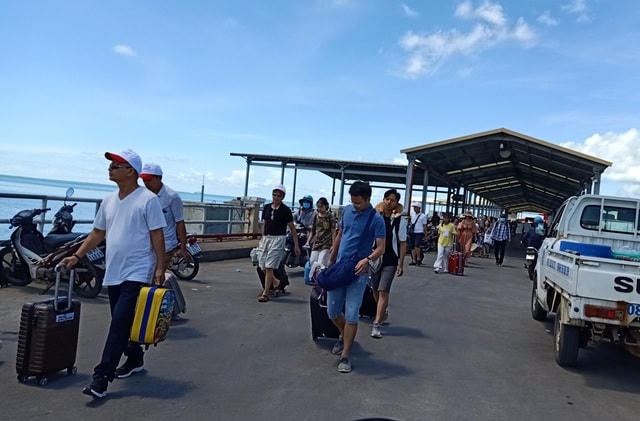 6h sáng nay các tàu cao tốc, phà ra đảo Phú Quốc và chiều ngược lại đều tạm ngưng hoạt động.  