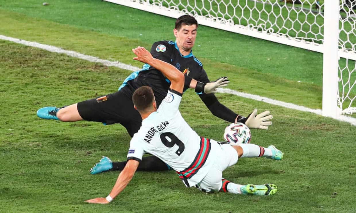 Thủ thành Thibaut Courtois từ chối hết những cơ hội của đội Bồ Đào Nha.