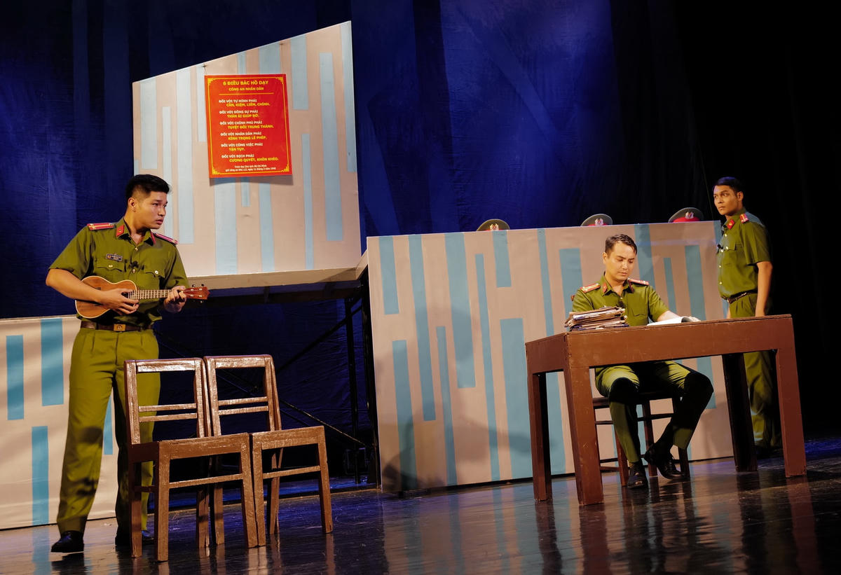 Một cảnh trong vở “Bộ cảnh phục” của Nhà hát Tuổi trẻ.