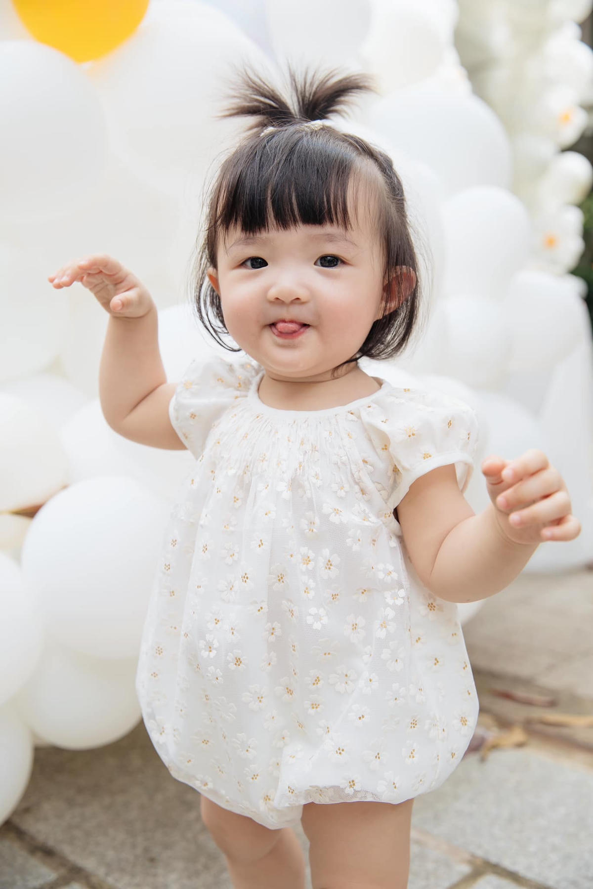Nhân vật thu hút sự chú ý nhất không ai khác chính là cô con gái đầu lòng của Đông Nhi - Ông Cao Thắng.