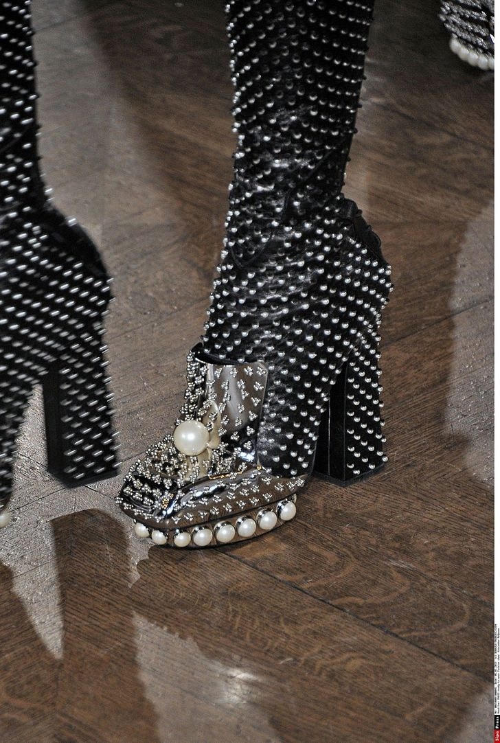 Một mẫu giày được thiết kế bởi thương hiệu nổi tiếng Alexander McQueen.