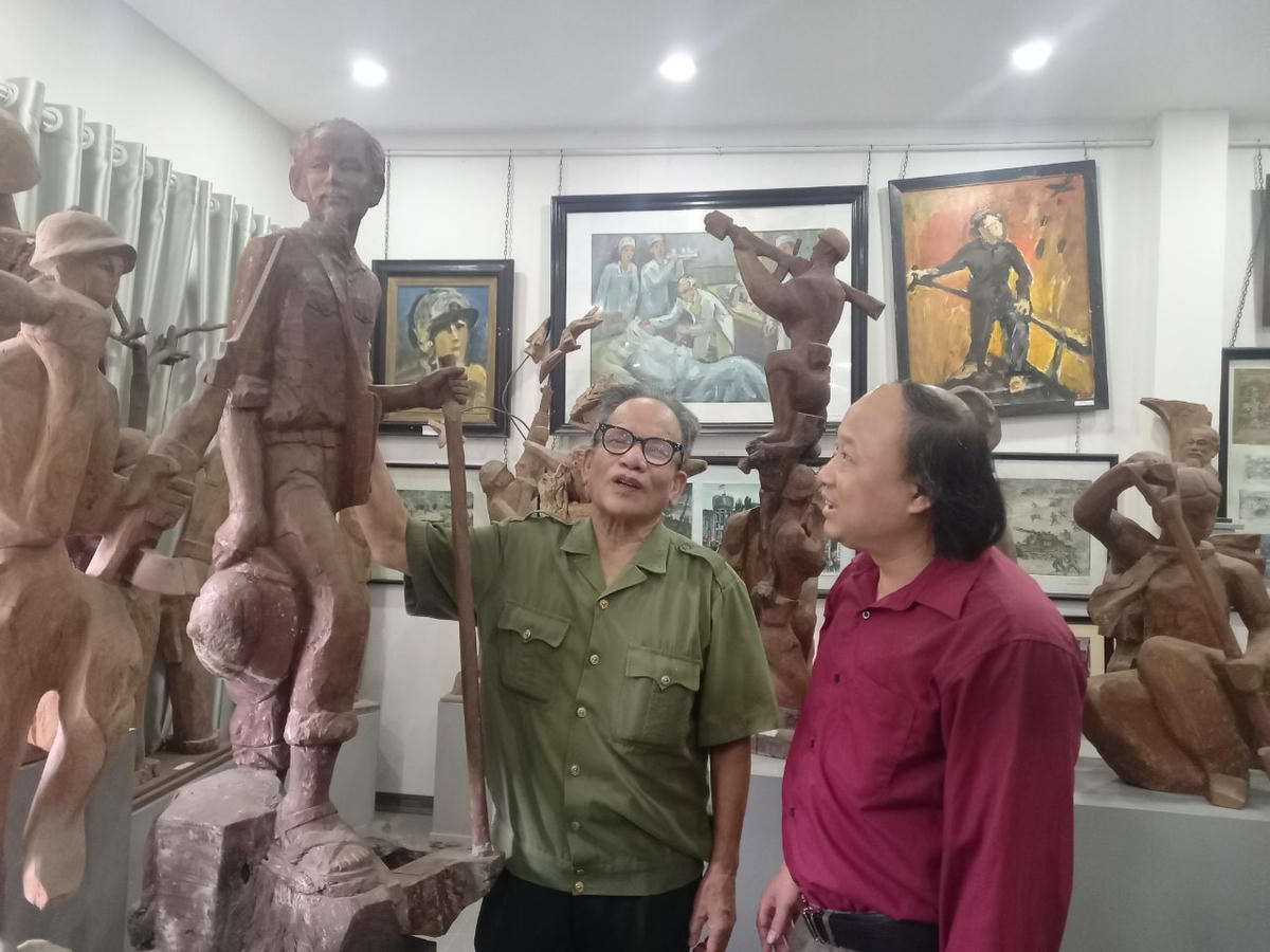 Họa sĩ Lê Duy Ứng và tác giả bên cạnh bức tượng "Bác Hồ đi chiến dịch".