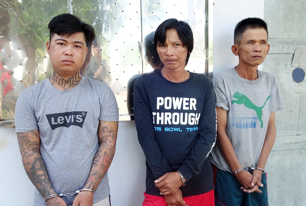 Đến, Huy và Dũng (từ trái qua), ba đối tượng cưỡng đoạt tiền của người dân đến thăm viếng Miếu bà Chúa xứ.