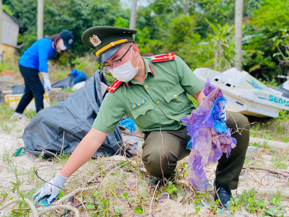 Hoạt động là một trong chuỗi các chương trình hưởng ứng Tháng Thanh niên, phát huy tinh thần xung kích của tuổi trẻ, chung tay tham gia làm sạch cảnh quan môi trường biển, ngăn chặn nguy cơ ô nhiễm bằng các hành động cụ thể. 