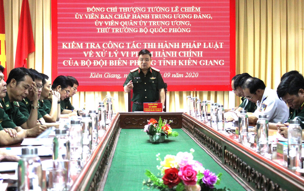 Thượng tướng Lê Chiêm phát biểu tại buổi kiểm tra.