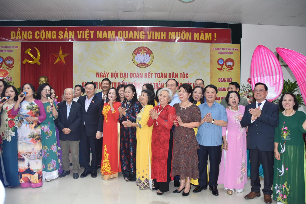 Các đại biểu và nhân dân tham dự Ngày hội cùng hát vang bài ca kết đoàn.
