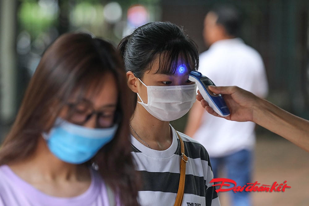 Việc kiểm tra thân nhiệt và rửa tay sát trùng cũng được Ban quản lý di tích làm rất nghiêm túc với từng người vào.