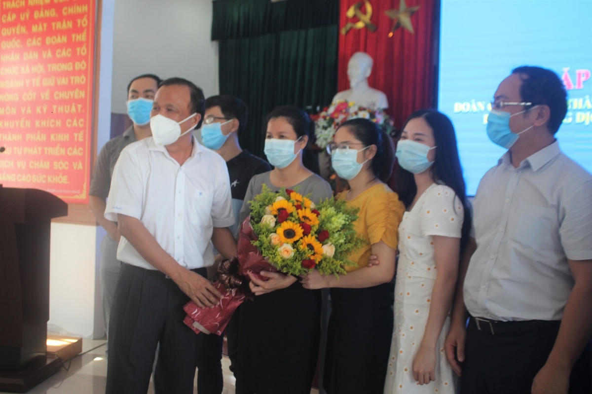 TS Mai Văn Mười tặng hoa, cảm ơn Đoàn y, bác sĩ TP Hồ Chí Minh.