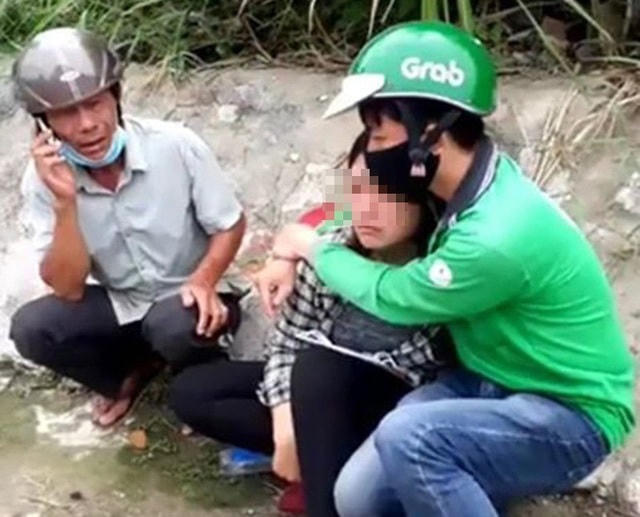 Bà TTKC ngồi khóc giữa đường, nói mình bị đánh thuốc mê, cướp tài sản. Ảnh cắt từ clip.