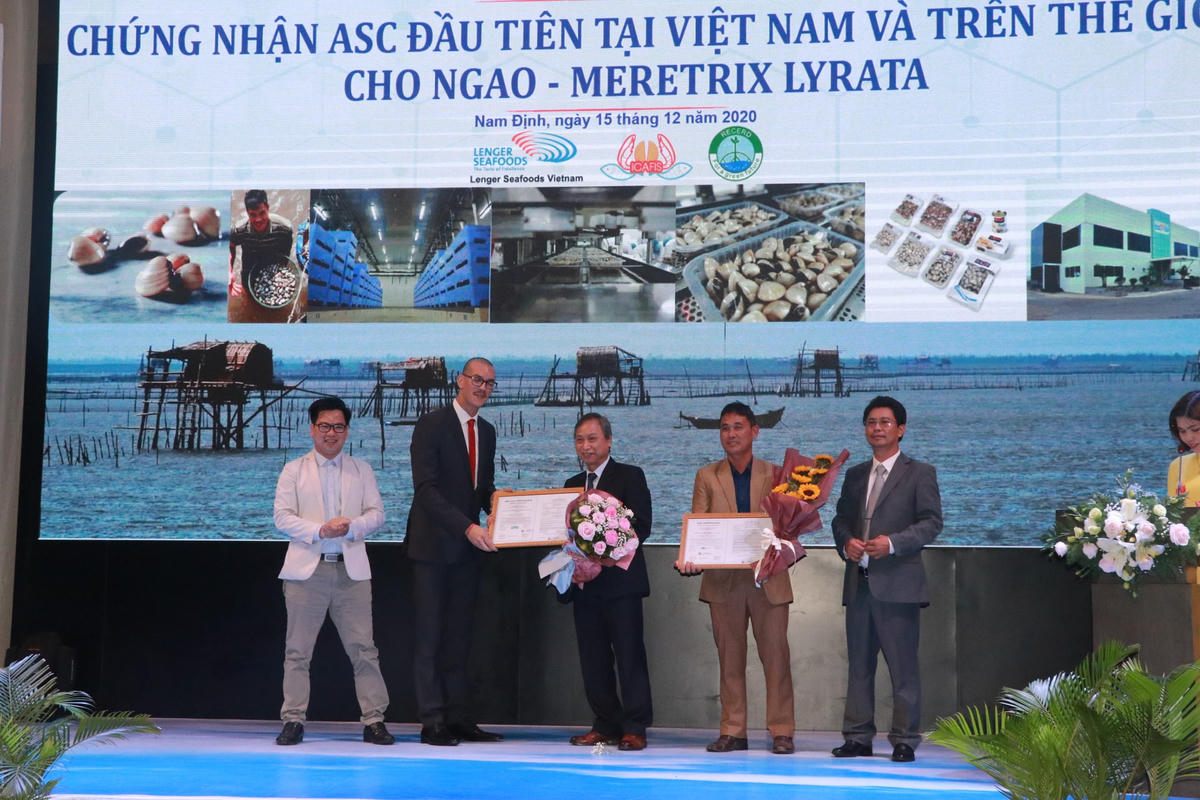 Đại diện Hội Đồng Quản Lý Nuôi Trồng Thủy Sản trao chứng nhận ASC cho người nuôi ngao Nam Định.