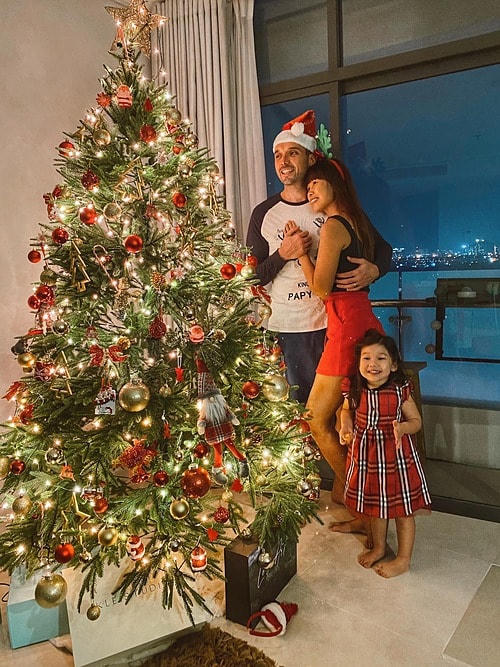 Gia đình siêu mẫu Hà Anh thích thú vì mua được cây thông Noel cao 2,1 m.