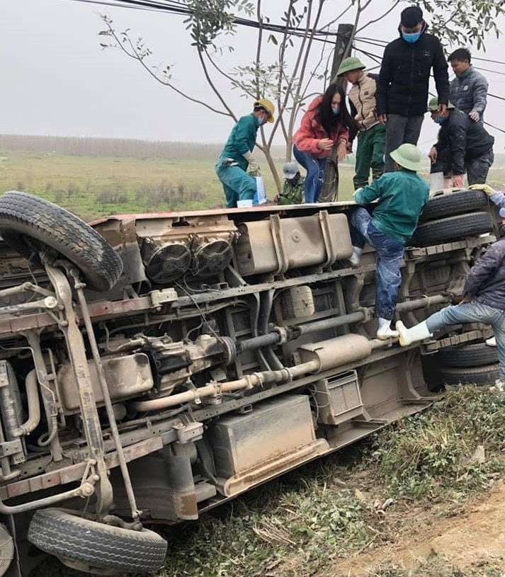 Chiếc xe bị lật ngửa nhưng may mắn không có thương vong về người. 