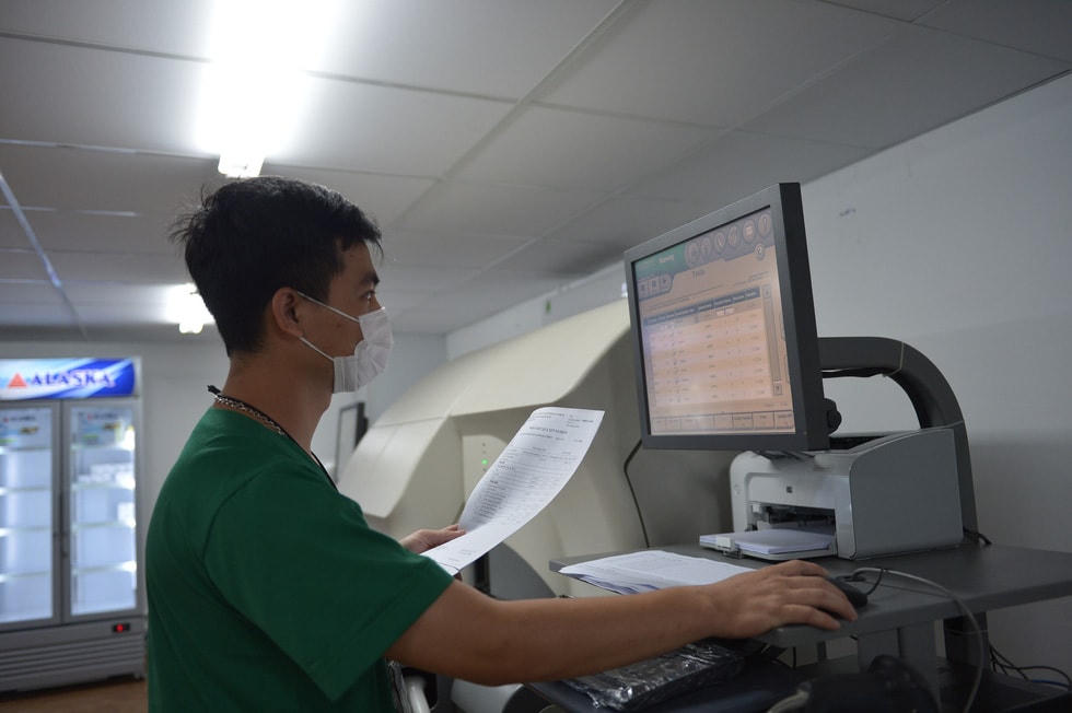 Test máy xét nghiệm Covid-19. Ảnh: Tuổi Trẻ.